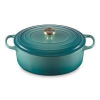 ovaal braadpan in blauw acqua met handgrepen en deksel, in materiale geëmailleerd. Logo LE CREUSET zichtbaar.