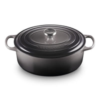 ovaal braadpan van geëmailleerd gietijzer color donkergrijs met deksel en zijhandgrepen, marca LE CREUSET.