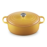 Geëmailleerde braadpan geel met deksel, handgrepen inclusief en dekselknop van staal, disegno golvend sulla oppervlak.