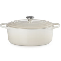 Witte keramische braadpan met deksel, zijhandgrepen en gepolijste roestvrijstalen knop.
