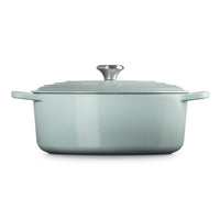 ovaal braadpan van keramiek aquagroen met zijhandgrepen en deksel, afwerking glad en glanzend.