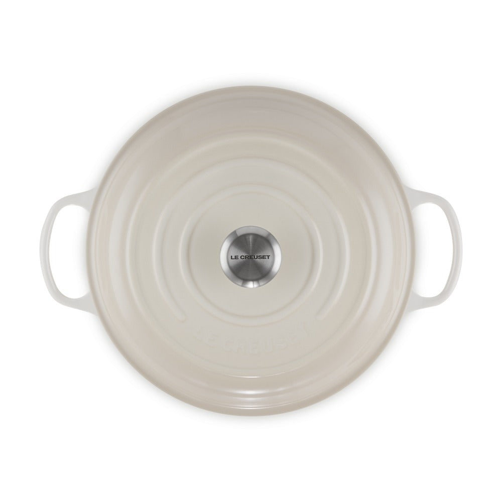 Casseruola grande di colore bianco con manici, dotata di un coperchio centrale in acciaio con il logo LE CREUSET.