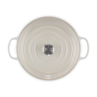 Casseruola grande di colore bianco con manici, dotata di un coperchio centrale in acciaio con il logo LE CREUSET.
