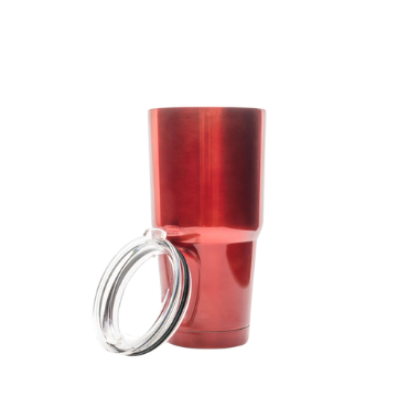 Bicchiere termico rosso in acciaio con coperchio trasparente rotondo su sfondo bianco.