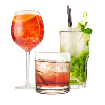 Tre cocktail serviti in bicchieri diversi: calice grande sferico con bevanda arancione, tumbler corto con
