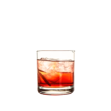 Bicchiere trasparente con liquido rosso e cubetti di ghiaccio su sfondo bianco.