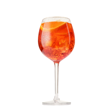 Calice di vetro trasparente con cocktail arancione, ghiaccio e una fetta d'arancia.