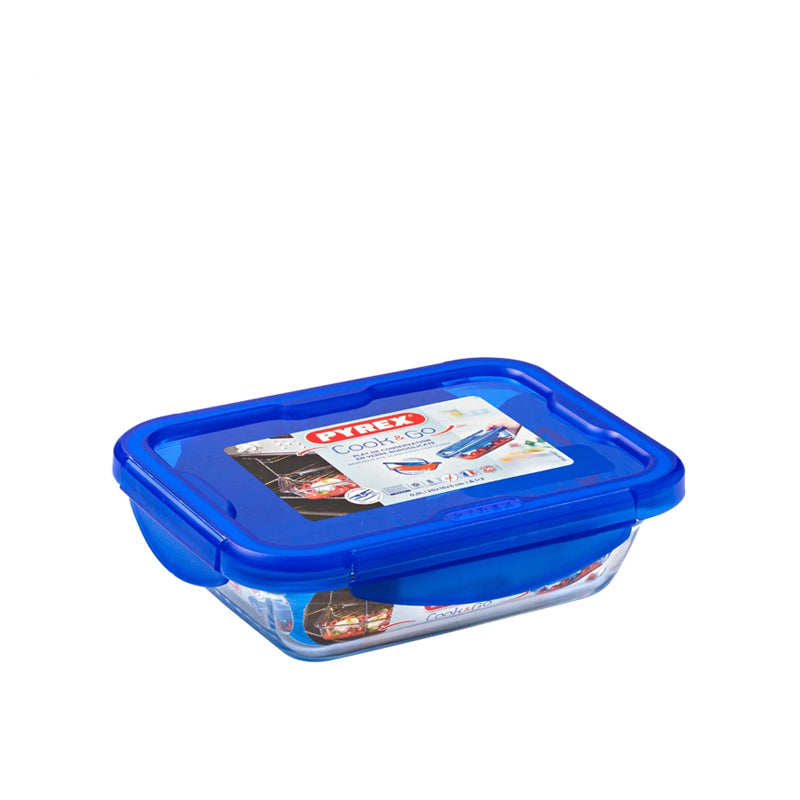 Rechteckiger transparenter Glasbehälter mit blauem Kunststoffdeckel, Pyrex Cook&Go-Etikett, Hintergrund