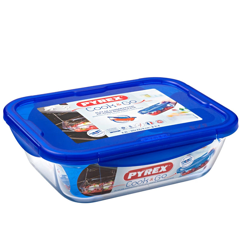 Transparenter rechteckiger Glasbehälter mit blauem Deckel und Pyrex Cook & Go-Etikett