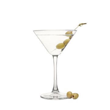 Bicchiere trasparente a forma di coppa con cocktail chiaro e quattro olive verdi su stuzzicadenti, su sfondo
