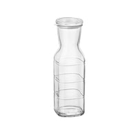 Caraffa in vetro trasparente con decorazione a spirale.