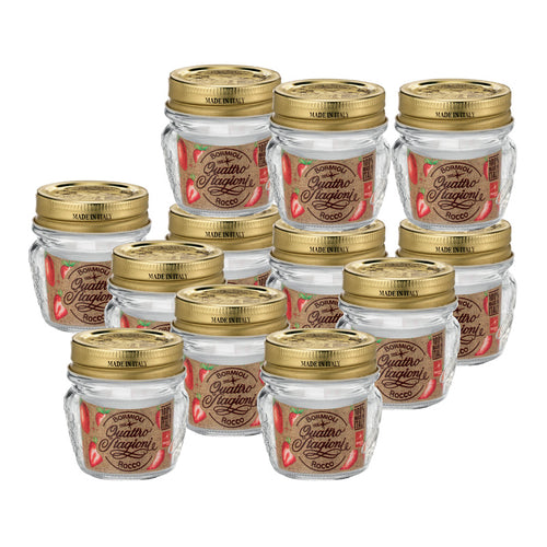Transparente Glasgefäße mit goldenem Deckel und braunem Etikett mit Erdbeeren und Aufschrift Quattro Stagioni Rocco, auf weißem Hintergrund.