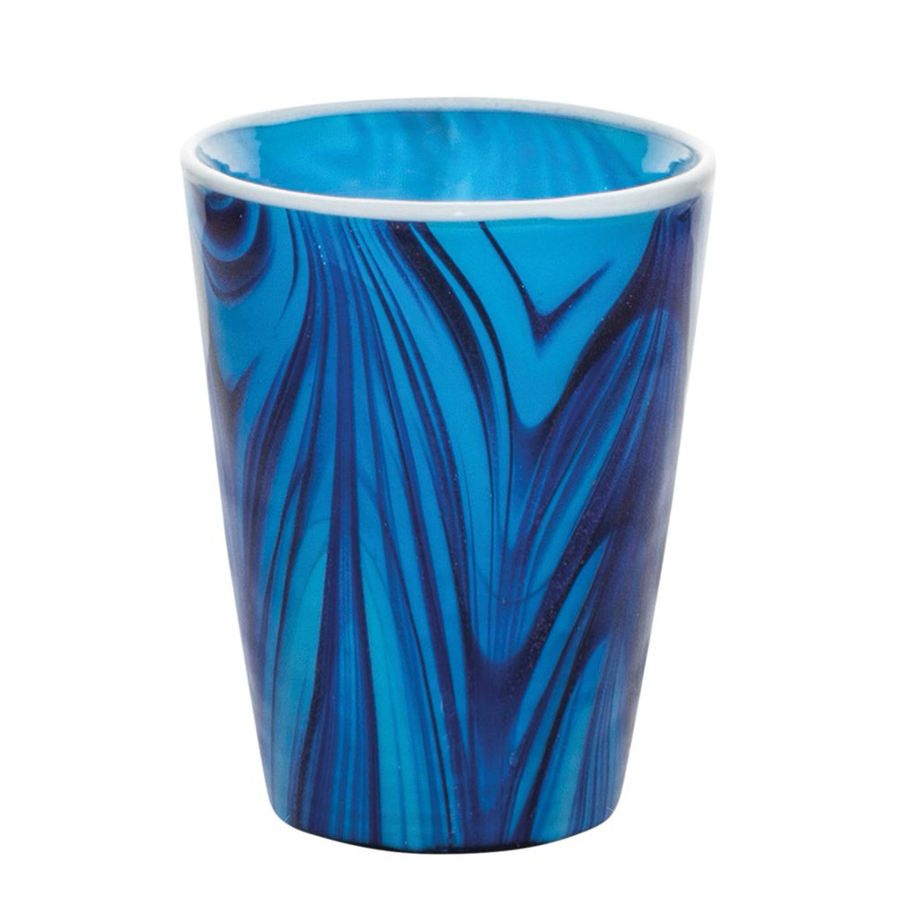 bicchiere tondo in vetro azzurro con venature blu scuro e bordo superiore bianco su sfondo bianco