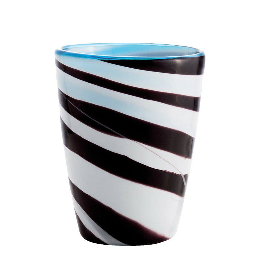 bicchiere in vetro con righe bianche e nere diagonali e interno turchese, su sfondo bianco, forma cilindrica leggermente conica