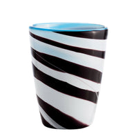 bicchiere in vetro con righe bianche e nere diagonali e interno turchese, su sfondo bianco, forma cilindrica leggermente conica