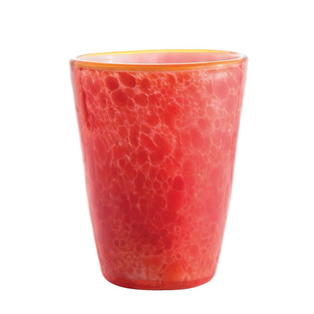 bicchiere rosso sfumato con texture a bolle, forma conica, bordo giallo, materiale vetro, sfondo bianco