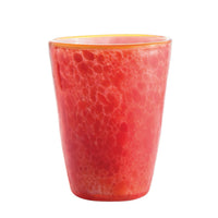 bicchiere rosso sfumato con texture a bolle, forma conica, bordo giallo, materiale vetro, sfondo bianco
