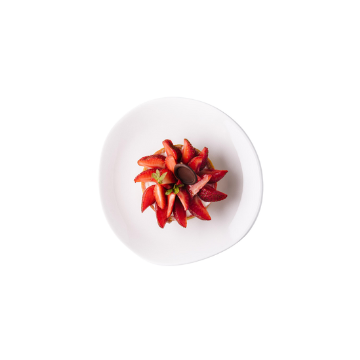 Torta rotonda decorata con fragole fresche rosse a spicchi su piatto bianco.