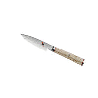 Coltello da cucina con lama in acciaio damascato e manico chiaro in legno con decorazione circolare