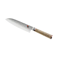 Keukenmes met lang damaststalen lemmet, licht houten handvat en rood detail