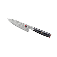 Coltello da cucina con lama in acciaio damasco grigio e manico in legno nero con dettaglio metallico rosso