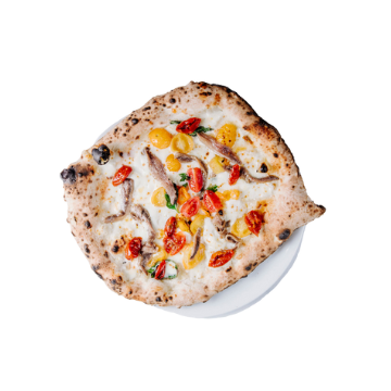 Pizza quadrata con bordi lievemente bruciati, pomodorini gialli e rossi, acciughe, foglie di basilico su