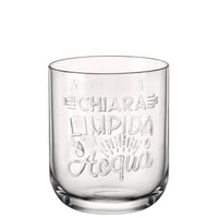 Verre transparent en verre avec inscription en relief "Acqua Chiara Limpida" et décorations en gouttes, sur fond blanc.