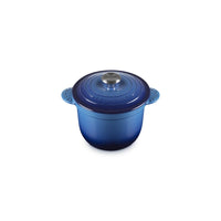 Casserole en céramique bleue, avec couvercle rond et poignée en acier, sur fond blanc.
