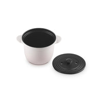 Casserole blanche avec couvercle noir, forme ovale avec anses latérales, sur fond blanc.