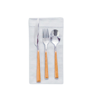 Coltello, forchetta e cucchiaio con manico legno chiaro su tovagliolo bianco piegato.