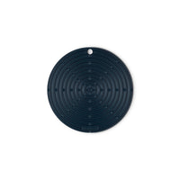 Tapis rond en silicone bleu foncé à surface spiralée et trou pour accrocher.