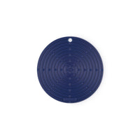 Disque circulaire bleu foncé avec texture en spirale et trou central pour le suspendre. Fond blanc.