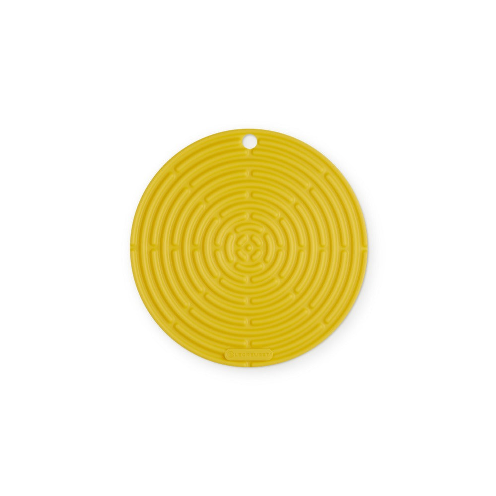 Tapis circulaire jaune en silicone à motif spiralé et trou central pour accrocher.