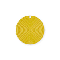 Tapis circulaire jaune en silicone à motif spiralé et trou central pour accrocher.