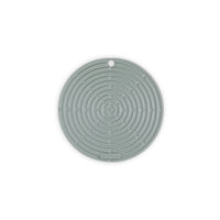 Tapis rond en silicone gris clair à motif spiralé et trou central pour le crochet.