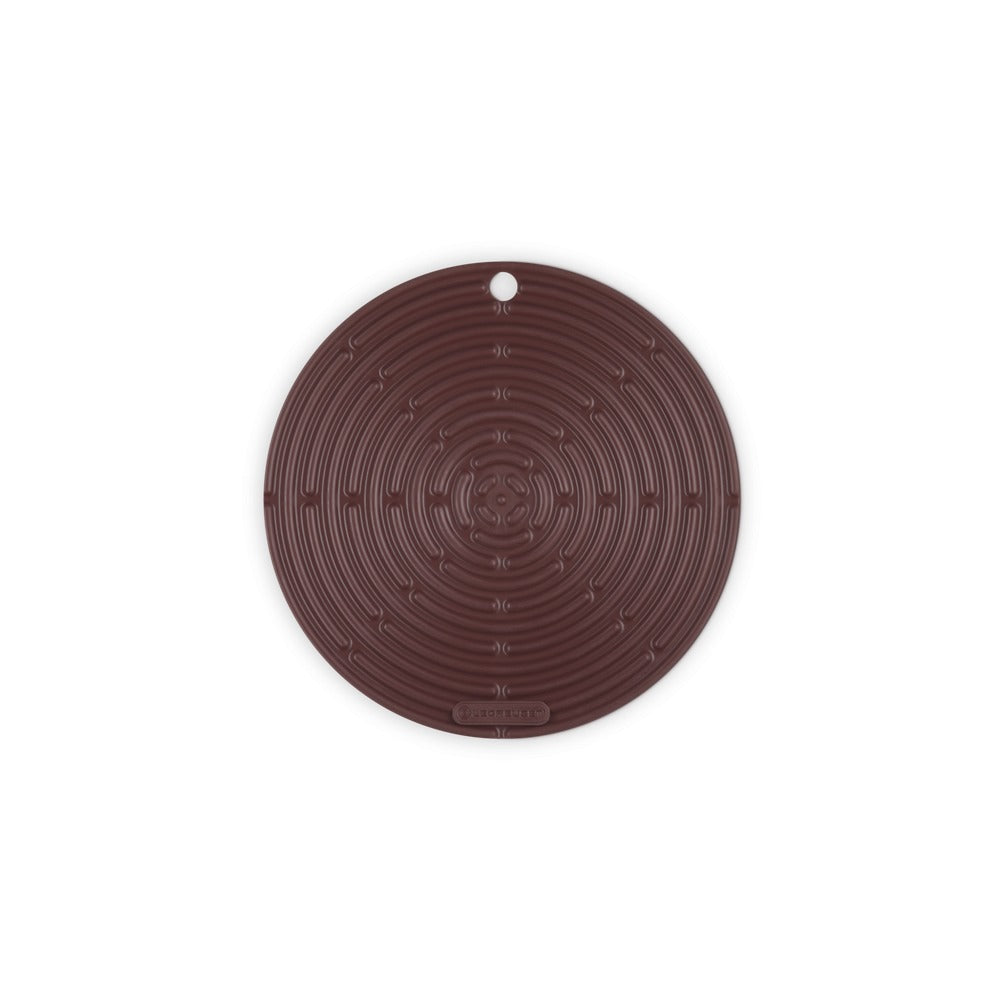 Tapis rond en silicone marron à motif spiralé et trou pour accrocher, sur fond blanc.