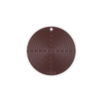 Tapis rond en silicone marron à motif spiralé et trou pour accrocher, sur fond blanc.