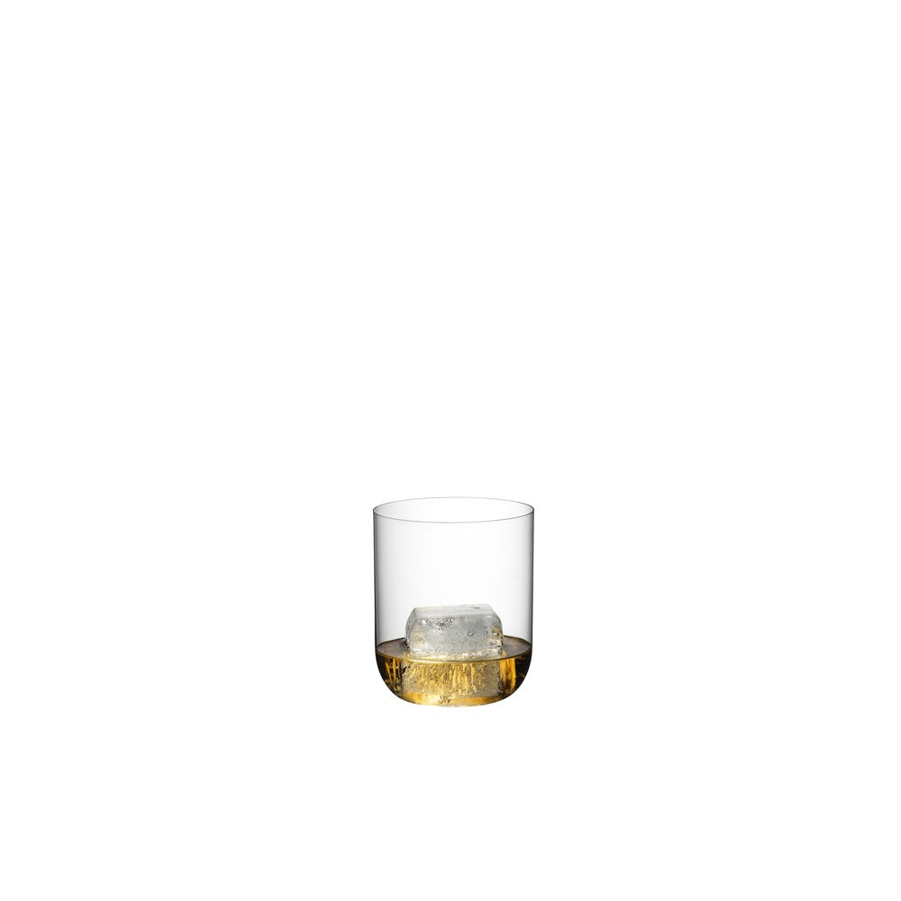 Bicchiere tumbler trasparente con bevanda ambrata e grande cubo di ghiaccio.