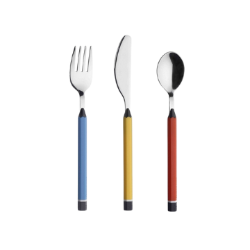 Set di posate con manico in plastica colorata blu, giallo e rosso con punte in metallo lucido, su sfondo
