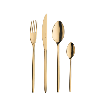 Set di quattro posate dorate e lucide in metallo formate da forchetta, coltello, cucchiaio e cucchiaino su