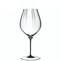 Calice à vin transparent en verre avec pied fin et large coupe profilée sur fond blanc.