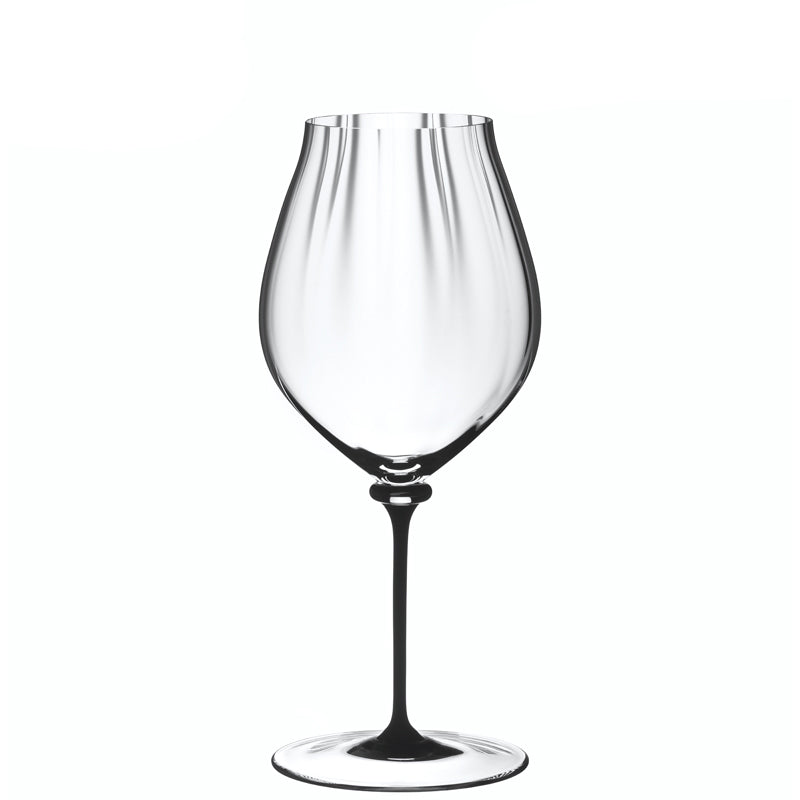 Calice à vin transparent en verre avec pied fin et large coupe profilée sur fond blanc.