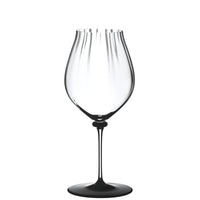 Calice à vin transparent en verre avec pied fin et base large, fond blanc.