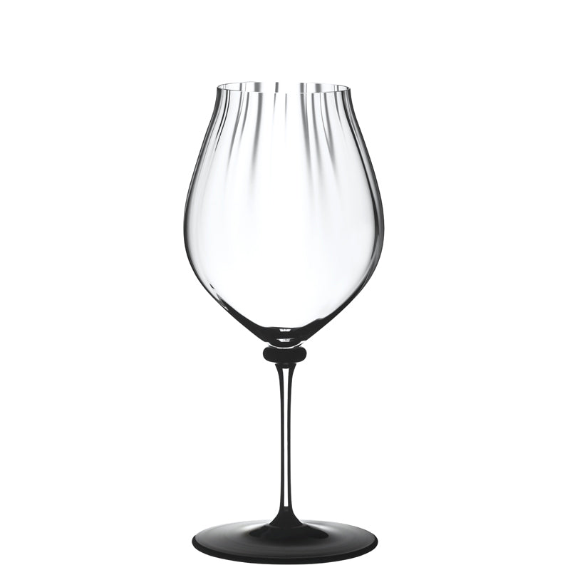 Calice à vin transparent en verre avec pied fin et base large, fond blanc.