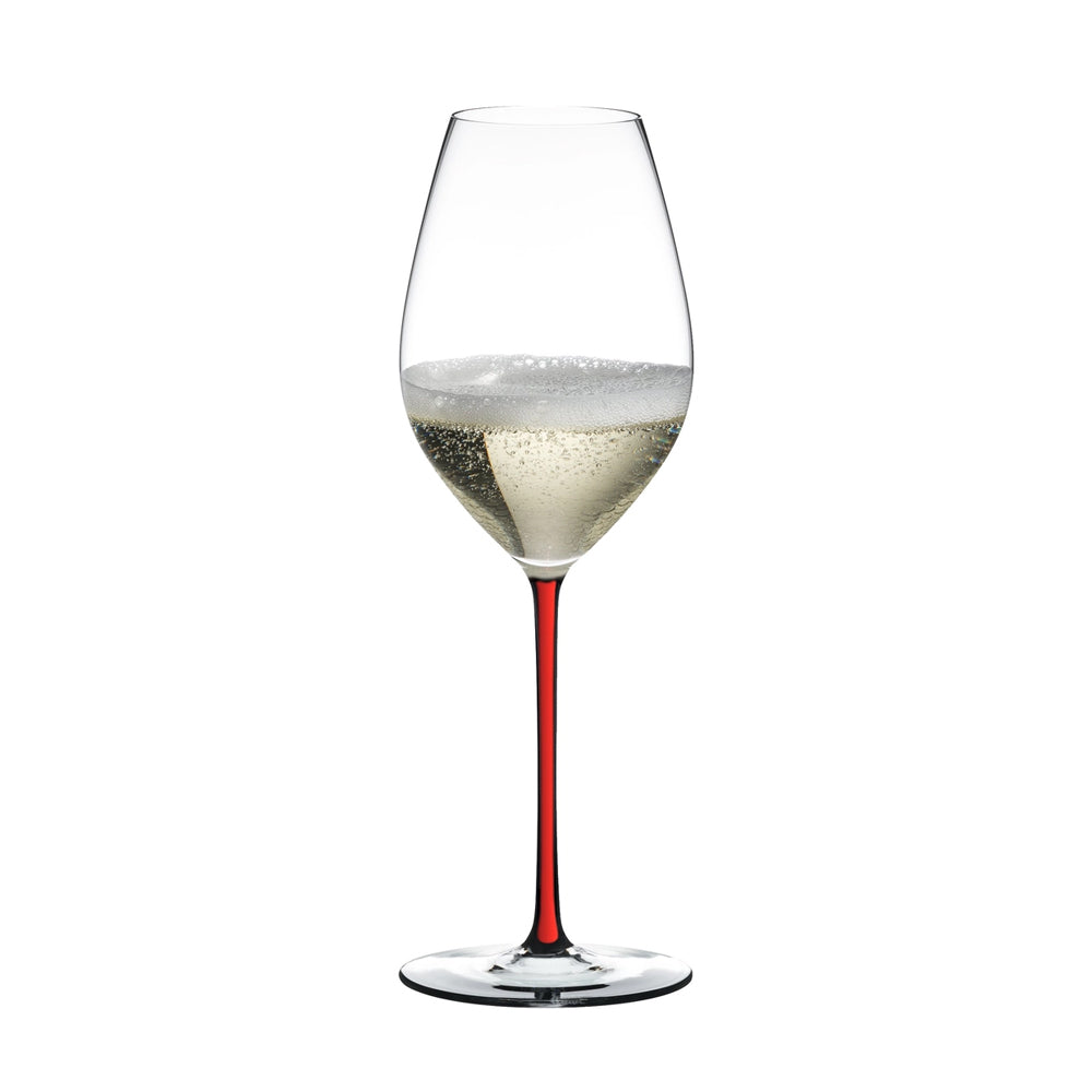 vaso de vidrio transparentee csobre rojo tallo csobre sparkling vino blanco csobre burbujas fsobredo blanco
