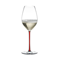 vaso de vidrio transparentee csobre rojo tallo csobre sparkling vino blanco csobre burbujas fsobredo blanco