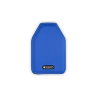 Sottobicchiere blu in tessuto, sagomato con angoli arrotondati e bordo cucito, con logo "LE CREUSET" in basso. Sfondo bianco.