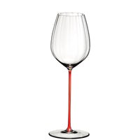 Calice da vino in vetro trasparente con stelo sottile e di colore rosso, sfondo bianco.