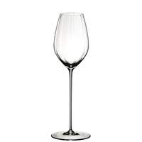 Copa de vino transparente de vidrio con borde fino, pie largo y base redonda plana, fondo blanco.