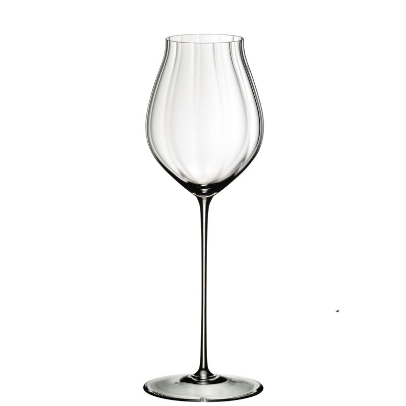 Transparant glazen wijnglas met lange steel en breed afgerond lichaam op witte achtergrond